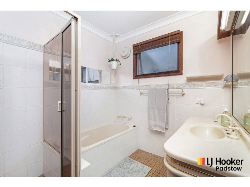 9 Samoa Avenue, Picnic Point NSW 2213