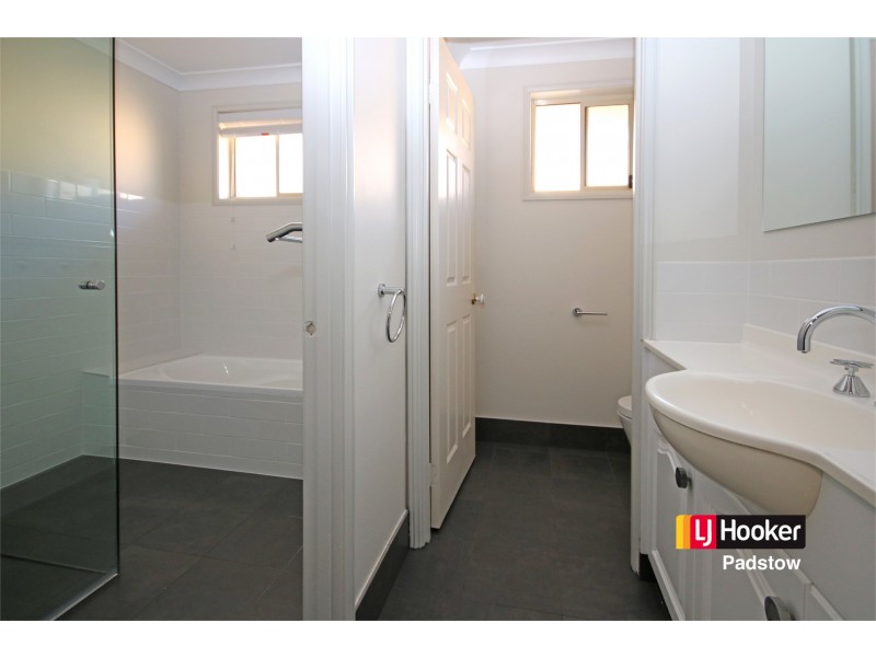 1/674A Henry Lawson Drive, East Hills NSW 2213