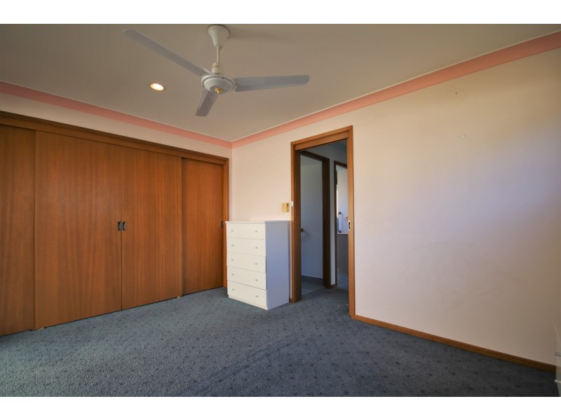 Granny Fla/26 Rivenoak Avenue, Padstow NSW 2211