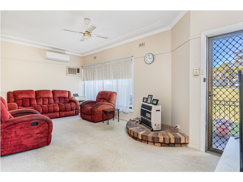 8 Denny Road, Picnic Point NSW 2213