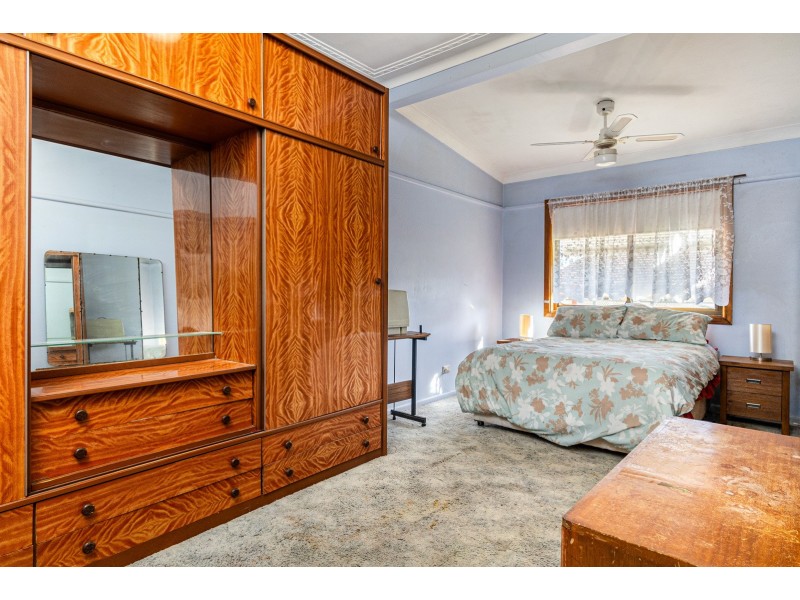 8 Denny Road, Picnic Point NSW 2213