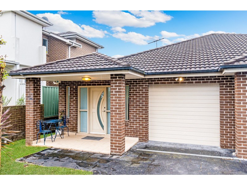 11 Matthews Avenue, East Hills NSW 2213