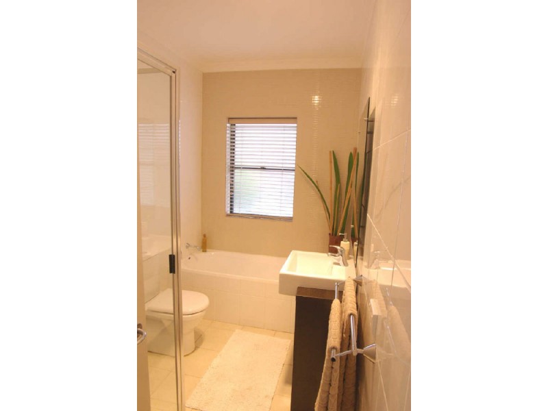 2 Elliott Street, Picnic Point NSW 2213