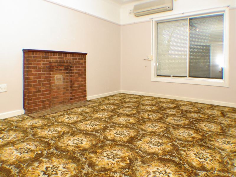 2 Cook Crescent, East Hills NSW 2213