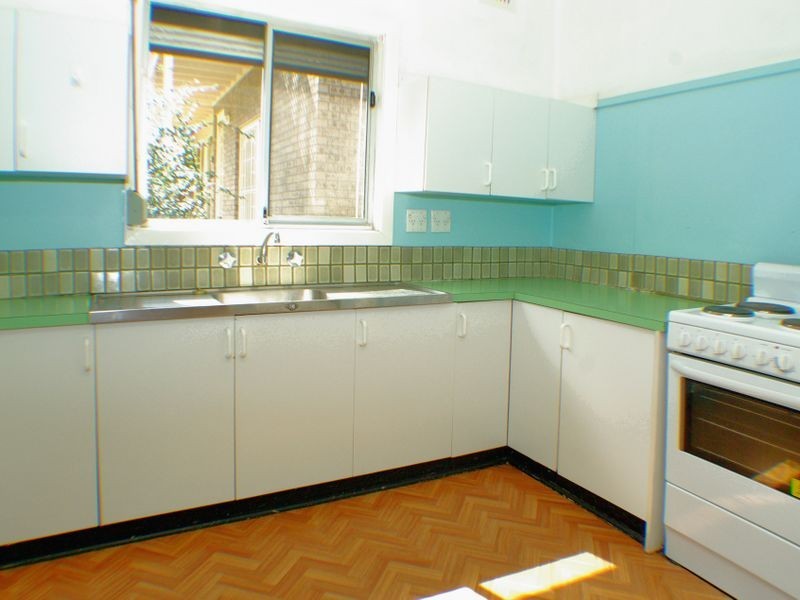 2 Cook Crescent, East Hills NSW 2213