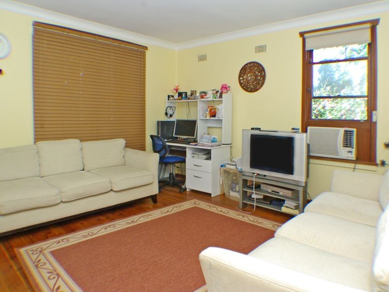 28 Salamaua Crescent, Holsworthy NSW 2173
