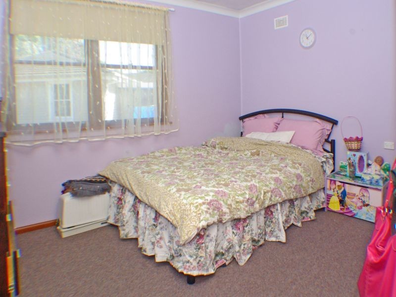 28 Salamaua Crescent, Holsworthy NSW 2173