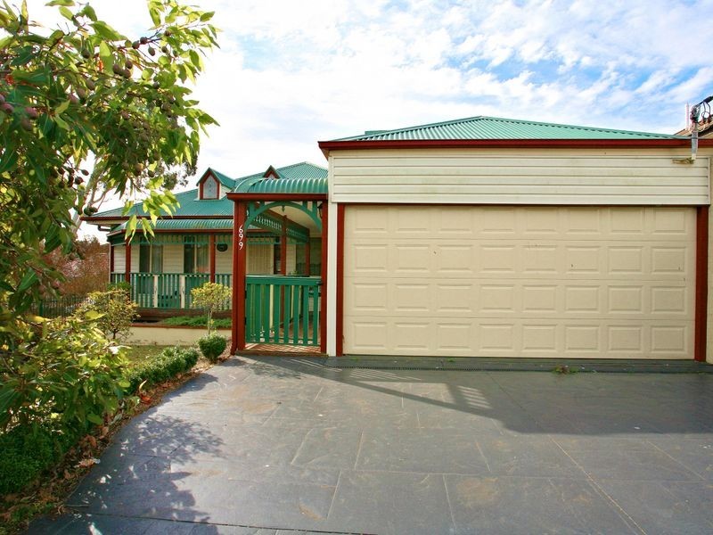 699 Henry Lawson Drive, East Hills NSW 2213