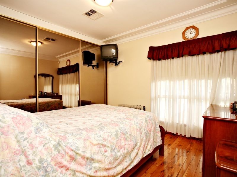 699 Henry Lawson Drive, East Hills NSW 2213
