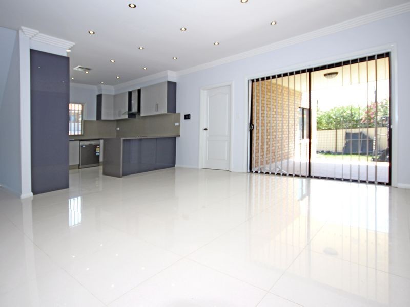 2A Ogilvie Street, East Hills NSW 2213