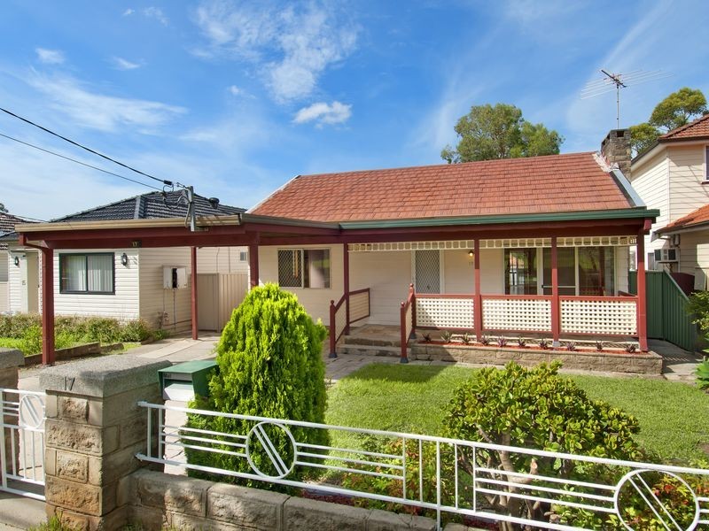 17 Singleton Avenue, East Hills NSW 2213