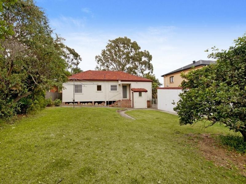 2 Taloma Street, Picnic Point NSW 2213