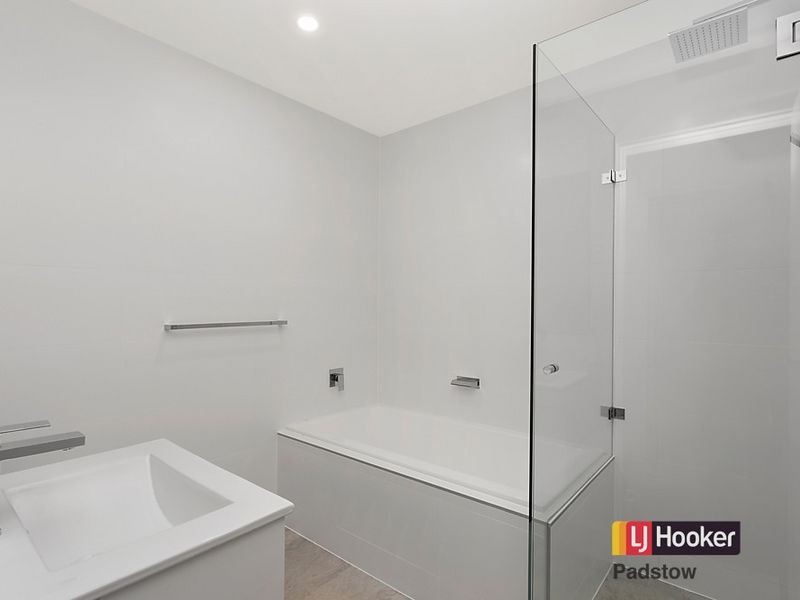 911b Henry Lawson Drive, Picnic Point NSW 2213