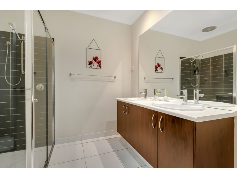 5 Falls Avenue, Craigieburn VIC 3064