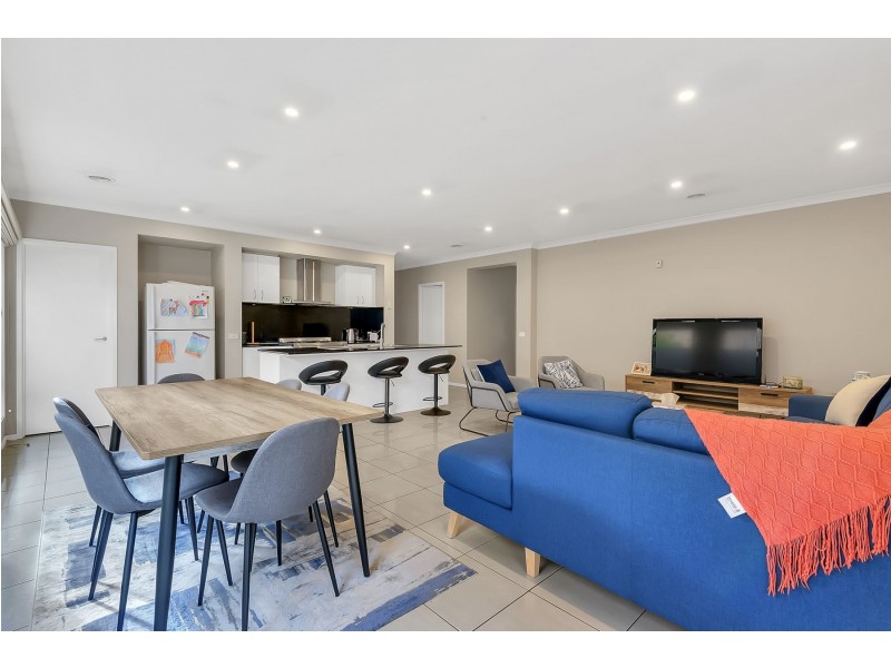 16 Bottlebrush Road, Craigieburn VIC 3064