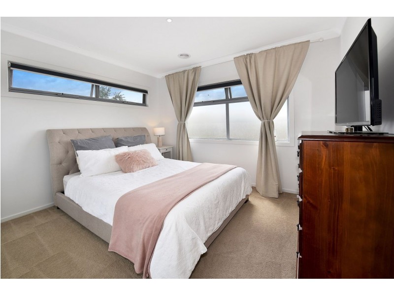 2/155 Rathcown Road, Reservoir VIC 3073