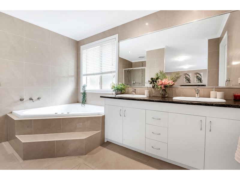 19 Lyons Rise, South Morang VIC 3752