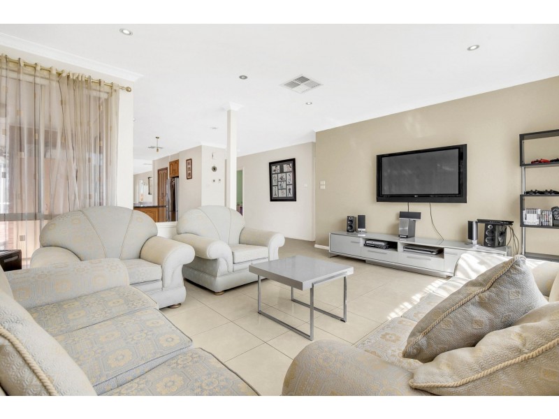 8 Teneriffe Close, Epping VIC 3076