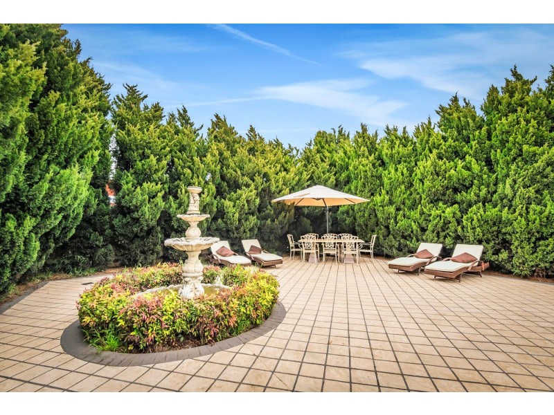 5 Hemsworth Court, Roxburgh Park VIC 3064