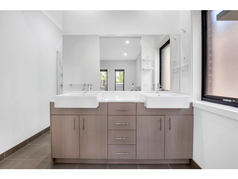 32 Alhambra Drive, Epping VIC 3076