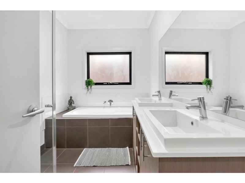 32 Alhambra Drive, Epping VIC 3076