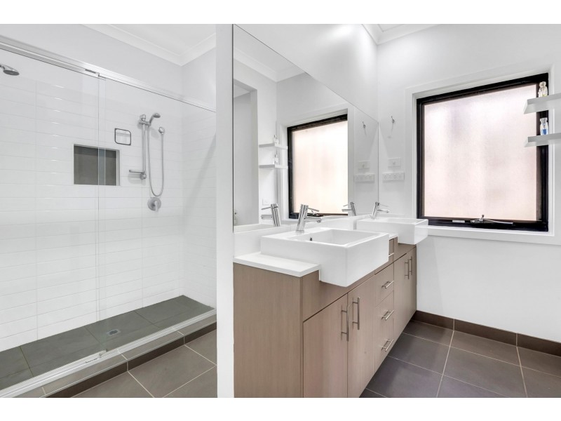 32 Alhambra Drive, Epping VIC 3076