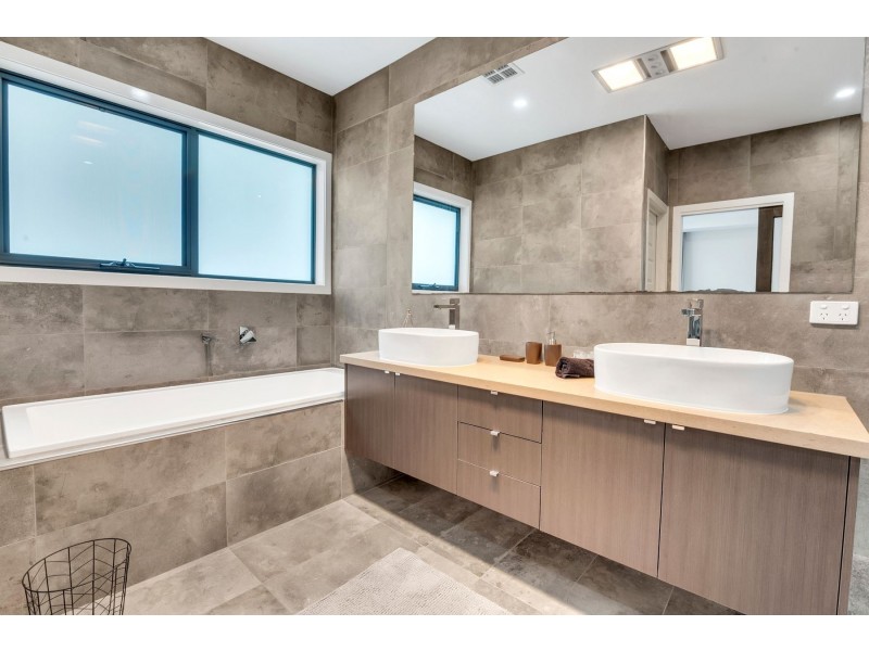 24 Bellevue Boulevard, South Morang VIC 3752