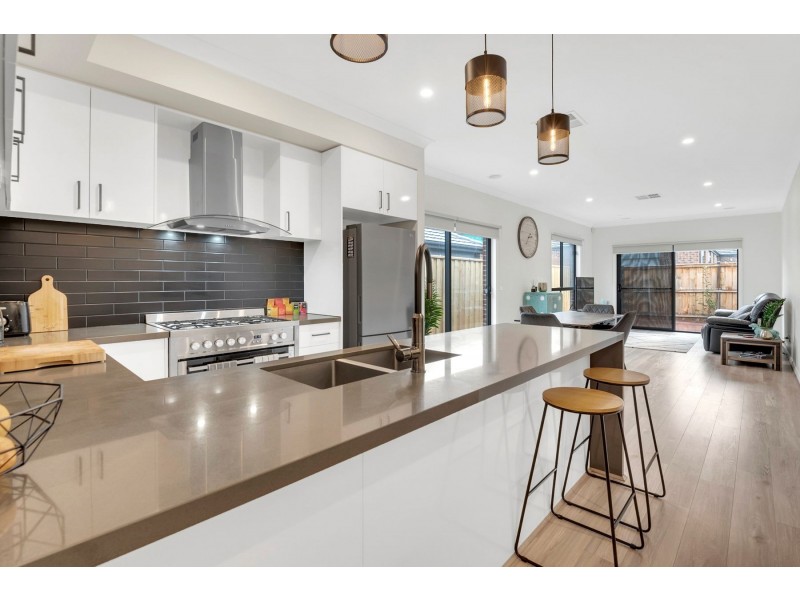 8 Adelaide Circuit, Donnybrook VIC 3064