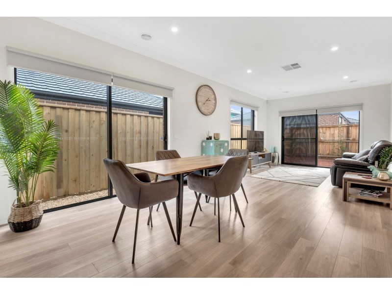 8 Adelaide Circuit, Donnybrook VIC 3064