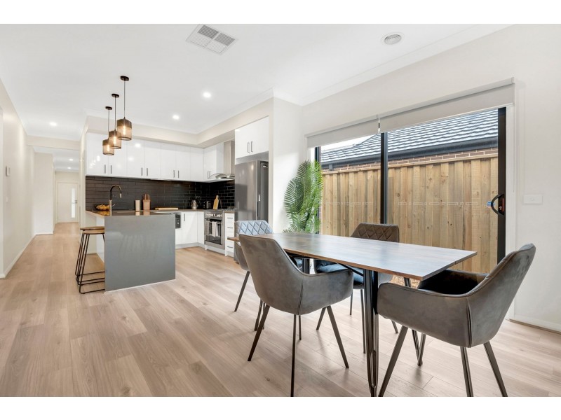 8 Adelaide Circuit, Donnybrook VIC 3064