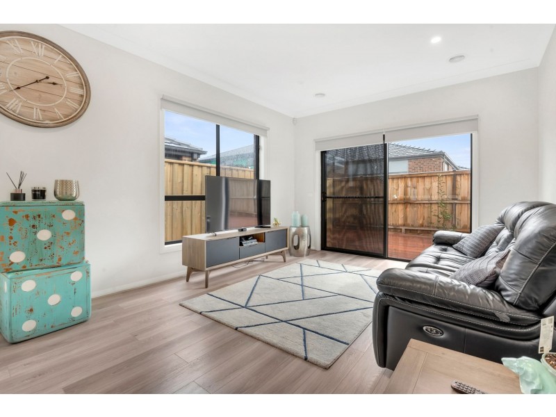 8 Adelaide Circuit, Donnybrook VIC 3064