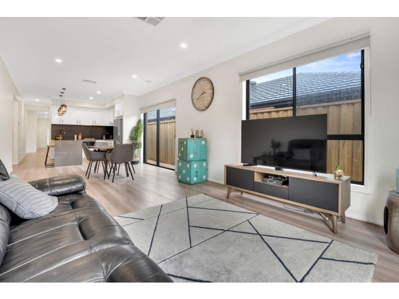 8 Adelaide Circuit, Donnybrook VIC 3064
