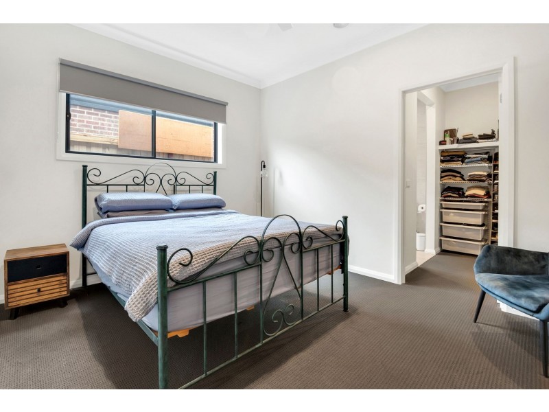 8 Adelaide Circuit, Donnybrook VIC 3064