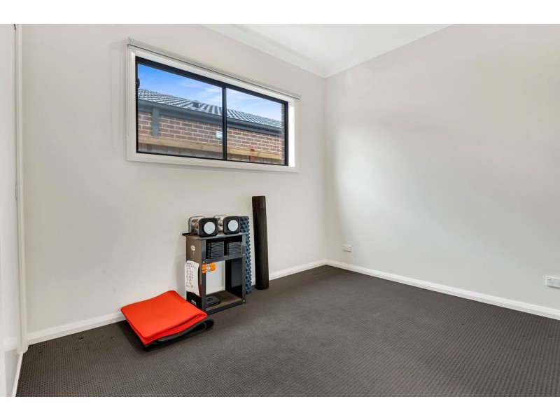 8 Adelaide Circuit, Donnybrook VIC 3064