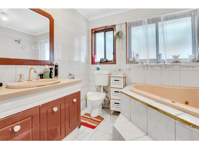 33 Malmsbury Drive, Meadow Heights VIC 3048