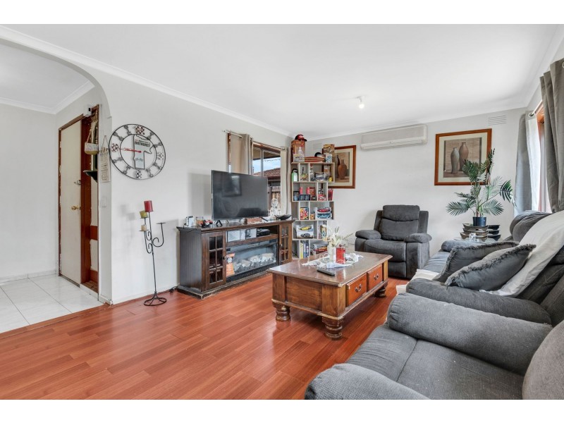 33 Malmsbury Drive, Meadow Heights VIC 3048