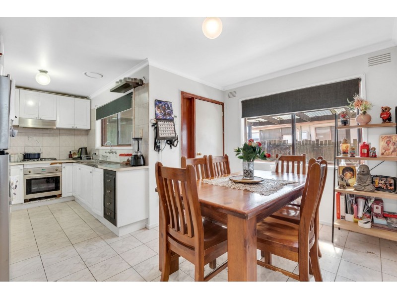 33 Malmsbury Drive, Meadow Heights VIC 3048