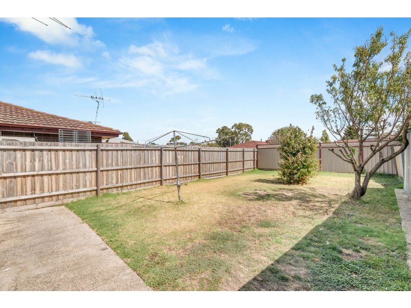 33 Malmsbury Drive, Meadow Heights VIC 3048