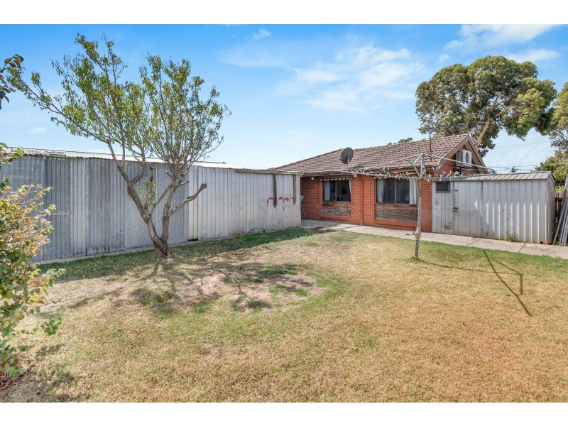 33 Malmsbury Drive, Meadow Heights VIC 3048