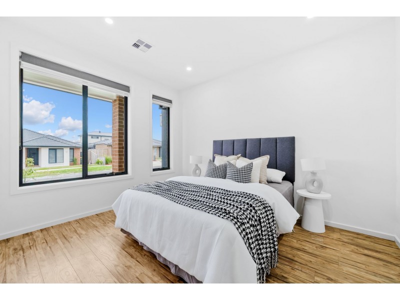 33 Clapham Avenue, Wollert VIC 3750