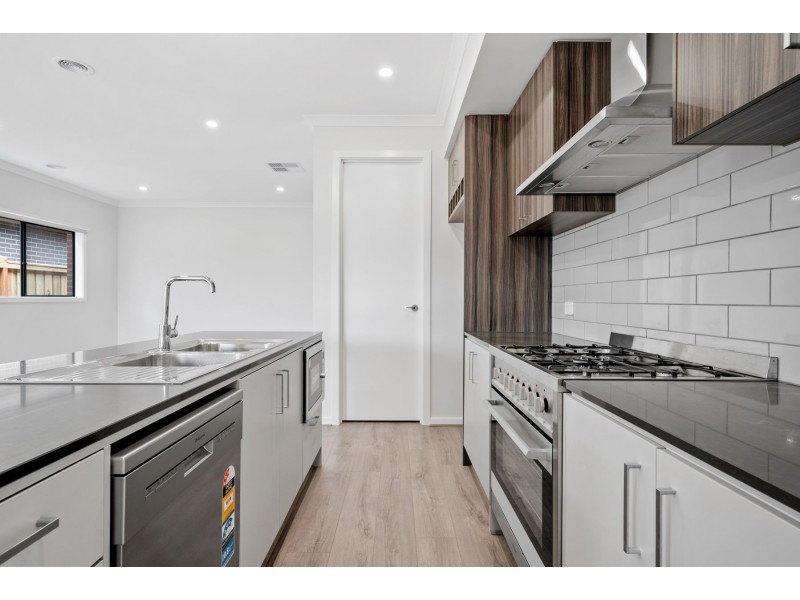 153 Eucalyptus Parade, Donnybrook VIC 3064