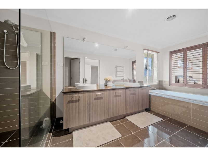 2 Moffat Drive, Lalor VIC 3075