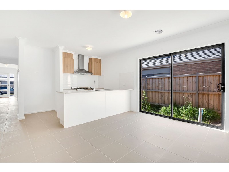 10 Median Grange, Donnybrook VIC 3064