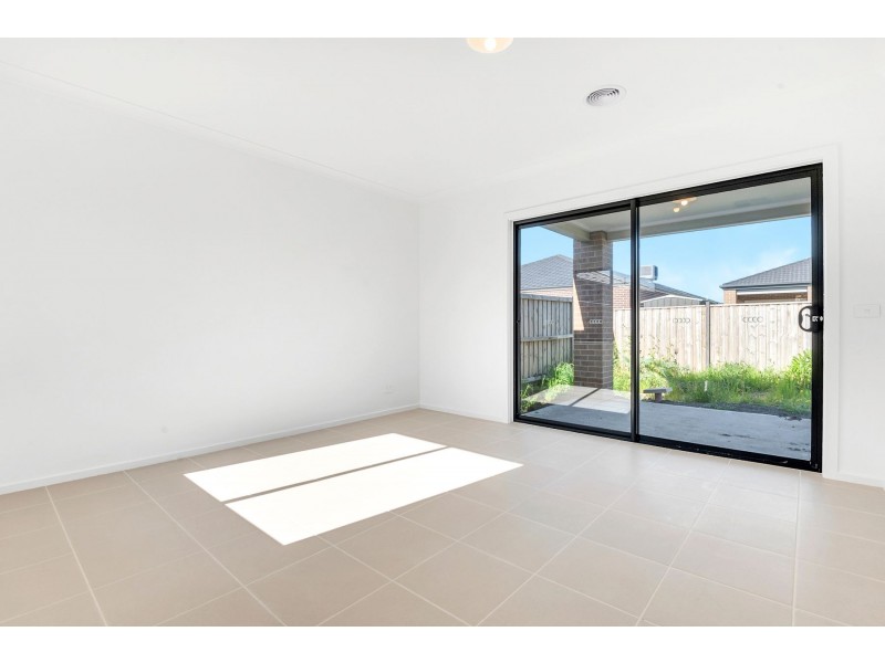 10 Median Grange, Donnybrook VIC 3064