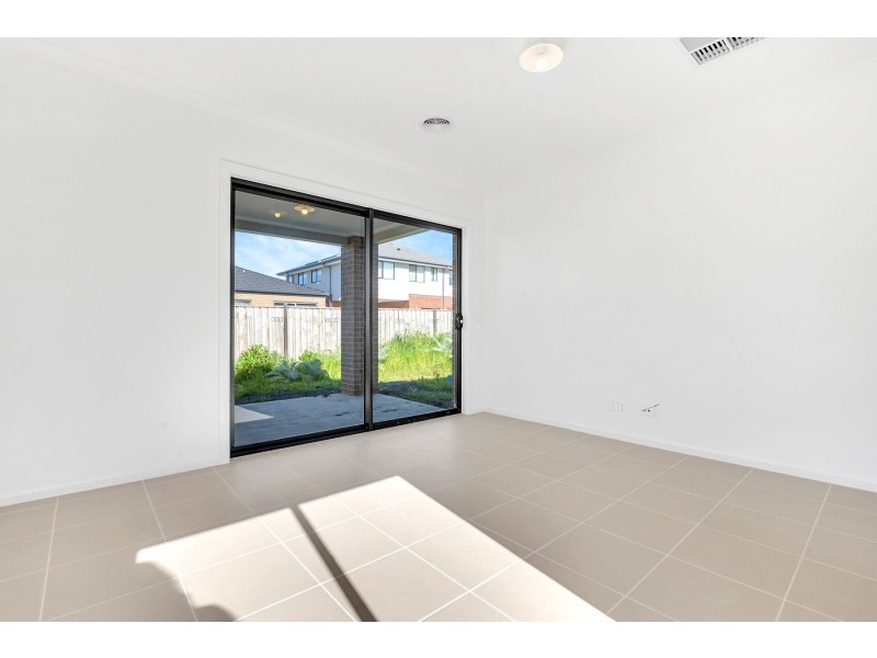 10 Median Grange, Donnybrook VIC 3064