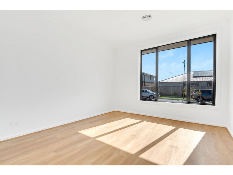 10 Median Grange, Donnybrook VIC 3064