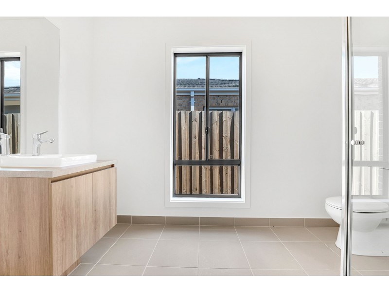 10 Median Grange, Donnybrook VIC 3064