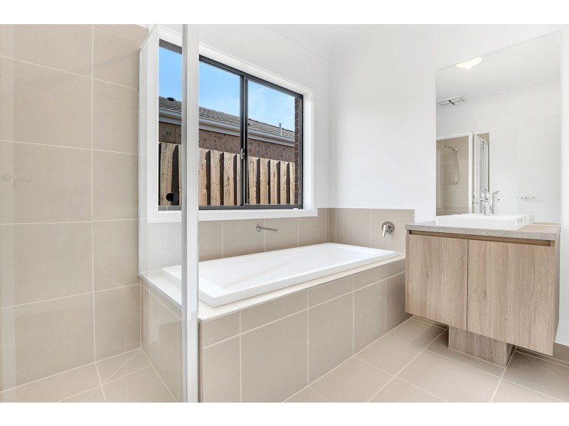 10 Median Grange, Donnybrook VIC 3064