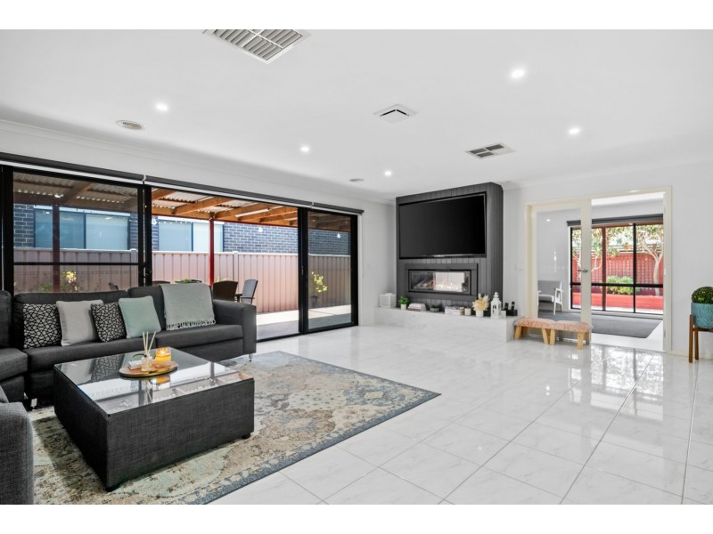 27 Burrora Way, Craigieburn VIC 3064