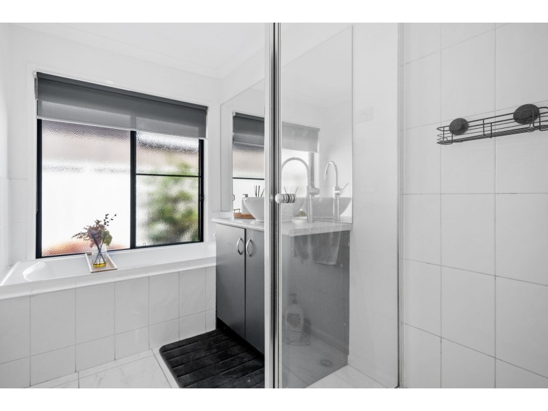 27 Burrora Way, Craigieburn VIC 3064